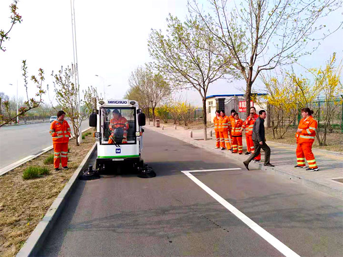 <b>环卫道路用明诺驾驶式扫地车</b>