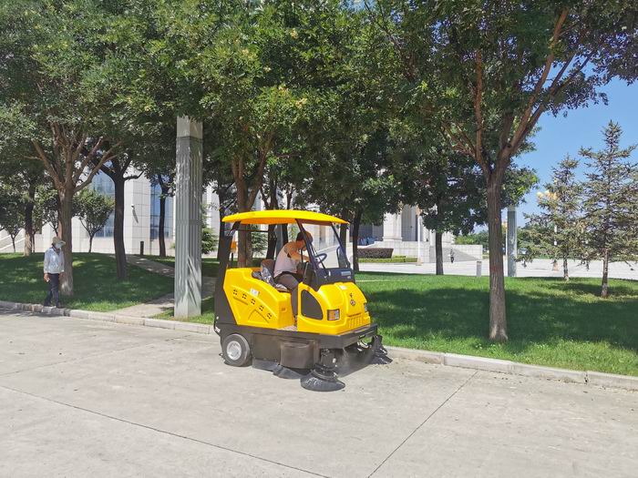 道路清扫用明诺驾驶式扫地车